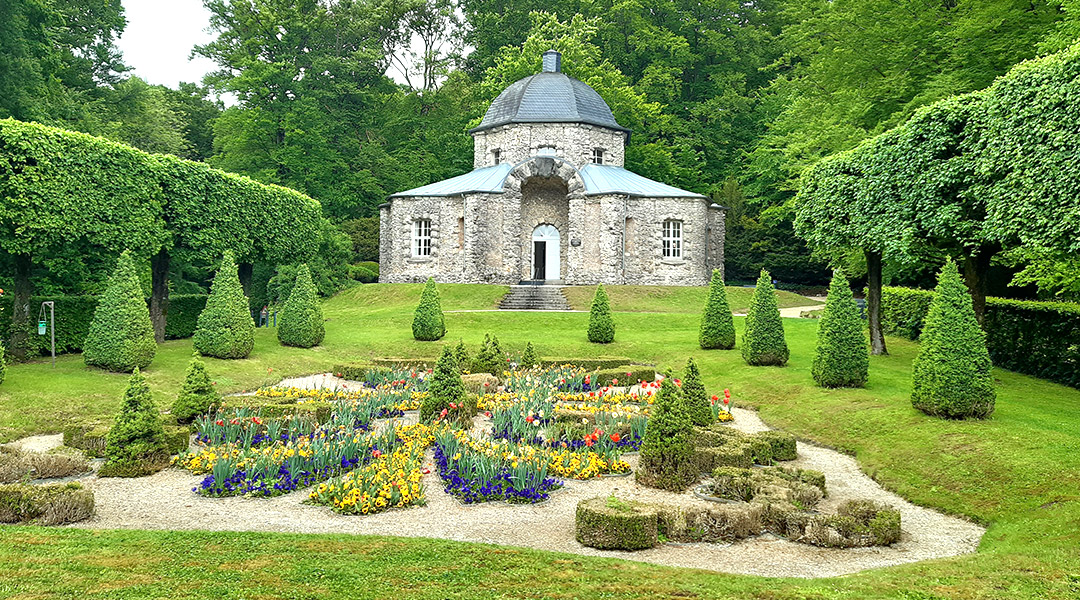 Der Morgenländische Bau im Felsengarten Sanspareil, schlossartiges Gebäude mit Blumengarten im Vordergrund