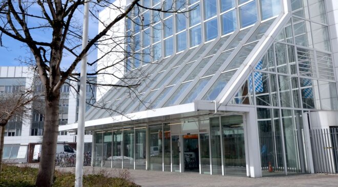Eingang eines Bürogebäudes mit Glasfassade