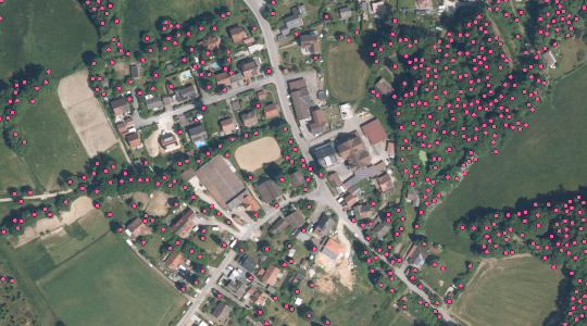 Einzelbäume als Punktobjekte dargestellt. Im Hintergrund ist DOP WMS hinterlegt.